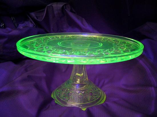 图8 在紫外线照射下发光的铀玻璃