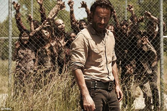 美国俄亥俄州的一名研究人员近日发表了一项研究，以打趣的口吻研究了各类作品中虚构出来的“僵尸”感染问题，以唤起现实生活中人们对疾病传染方式的重视。图为美剧《行尸走肉》剧照。