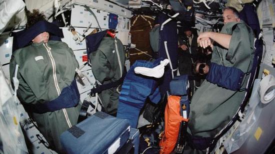 宇航员们在进行睡眠训练。