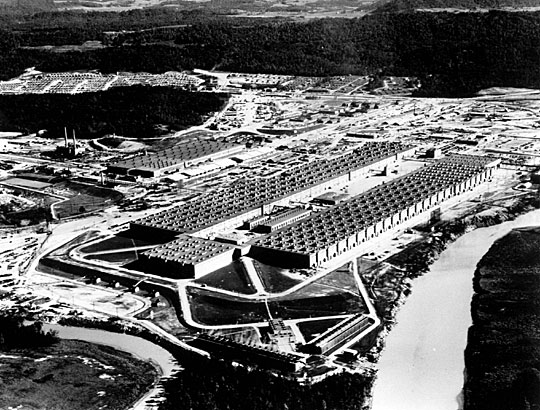 图18 美国早年在橡树岭的气体扩散工厂。