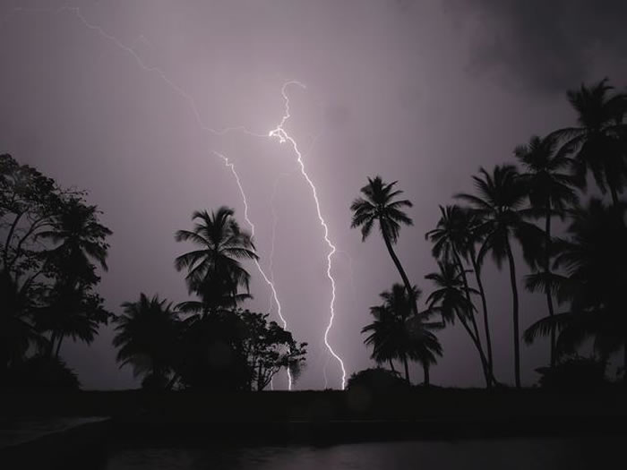 马拉开波湖上的一个点被认为是世界上闪电袭击次数最多的点，每年有297天会有闪电出现。