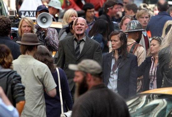 史密斯注意到，由于僵尸爆发速度太快，加之它们的“反社会人格”，对僵尸传染的防治问题尚缺乏深入研究。图为《僵尸世界大战》剧照。