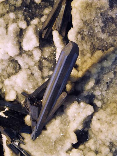 辉锑矿，柱状晶体（摄影：马志飞）