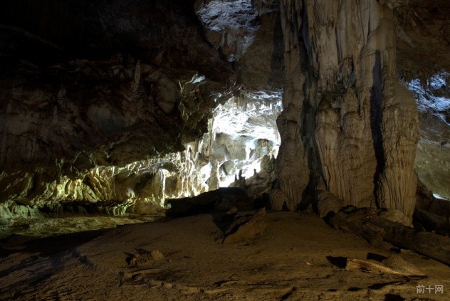 Interior of a large cave - Tham Lod， Mae Hong Son province， north Thailand.