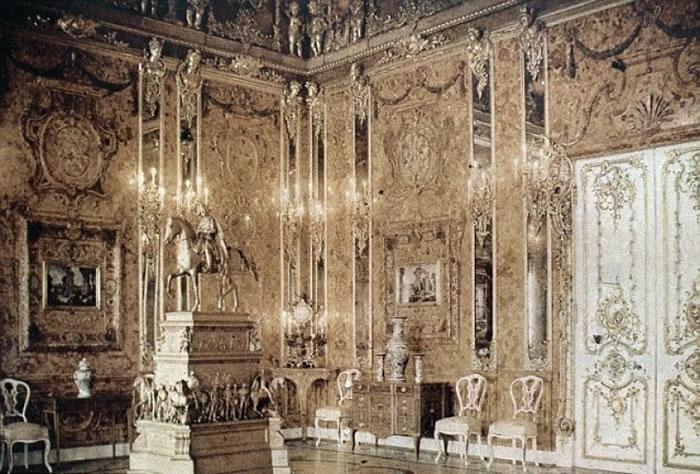 战前的琥珀厅金碧辉煌。