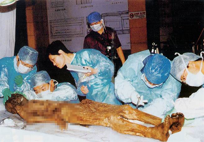 考古学家发现的棺材共有四具，却只有凌惠平的尸身保持完好。(图/刨根问底)