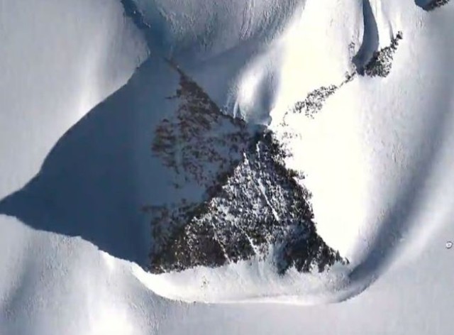 Satellite-Images-Reveal-A-Huge-Pyramid-On-Antartica-640x472