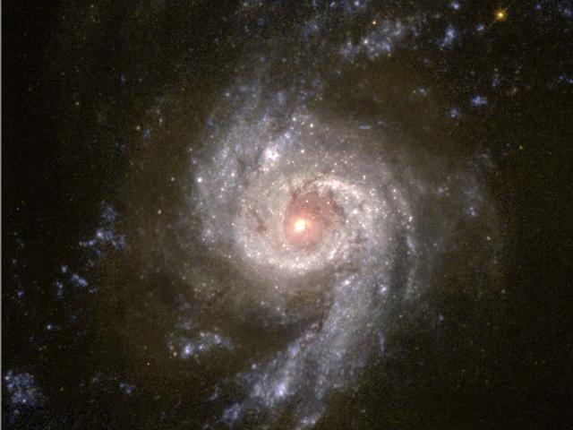 科学家发现宇宙“三角恋”诞生的超级黑洞