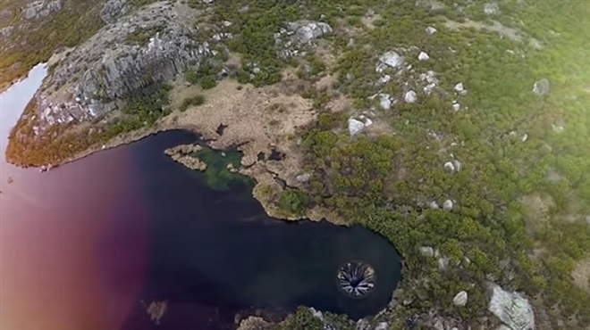 葡萄牙埃什特雷拉山自然公园湖上竟然出现一个“地球破洞”