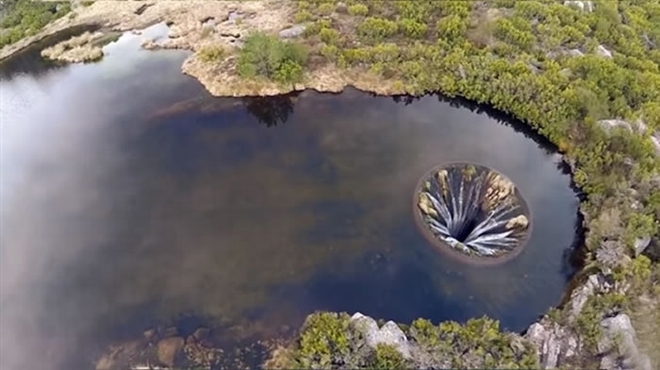 葡萄牙埃什特雷拉山自然公园湖上竟然出现一个“地球破洞”