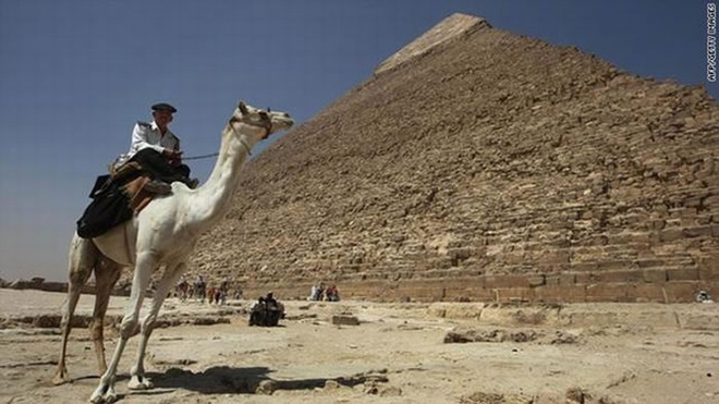 考古学家对吉萨大金字塔最新测量结果显示金字塔底座并非完美正方形