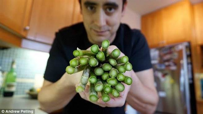 安德鲁未来将寻找其他的农产品，如芦笋，去帮助修复脊髓损伤。(图片取自每日邮报)