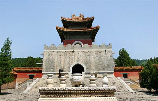 1984年，文物局对慈禧陵墓进行清理，发现慈禧上半身裸露着。