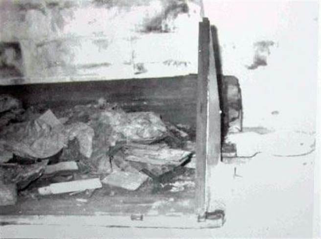 军阀孙殿英盗慈禧墓，用炸药炸开陵寝。