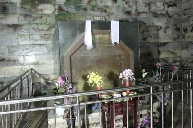 善后小组的成员，将慈禧太后的牙齿、指甲，用包袱包裹好。