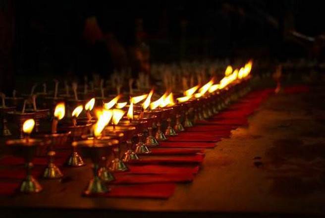 古人认为，人在死后会跟生人一样继续生活。