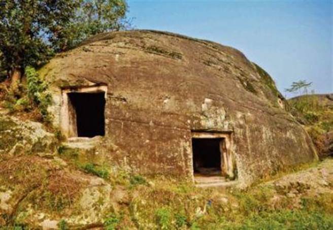 在四川重庆境内，人们发现了48座神秘的古老石屋。