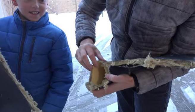 网友做了实验，从切割过程可以发现，这件防弹衣韧性真的很好！