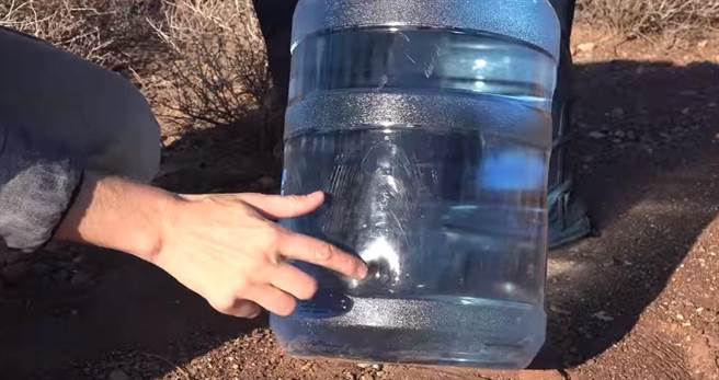 他找到稍早用子弹测试打到的部位（让水桶穿着防弹衣），惊人的是，竟然连第一层都没有穿透！