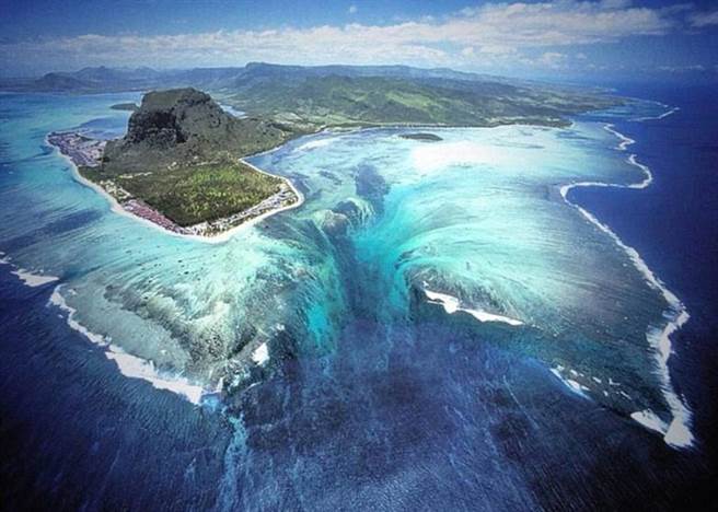 空中鸟瞰模里西斯海岛，岸边白滑幼沙堆积，让人错觉以为是海底漩涡