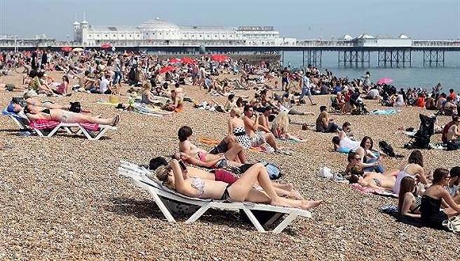 透过臭氧洞的强烈紫外线对人类和其他生物具有杀伤作用，会引发各种皮肤疾病、癌症，以及作用于中枢神经系统等。