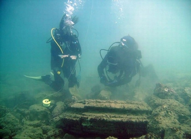 研究人员为这些“文物”作矿物质及化学测试。