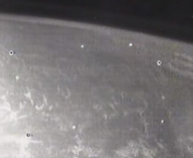 航天飞机拍摄的一段录像中，出现了很多不明亮点，引起关注。但实际上这只是冰晶碎屑在阳光照射下的闪烁现象