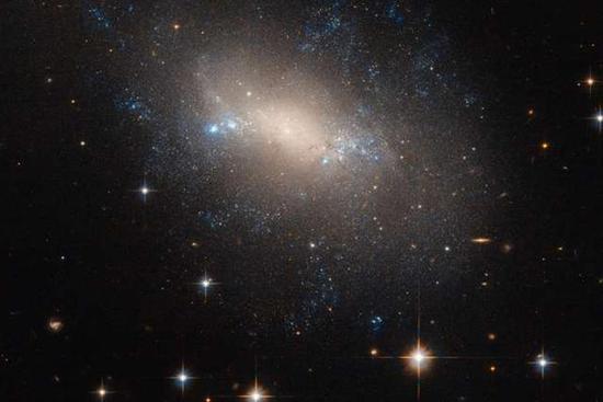 这个被命名为NGC 2337的星系，位于2500万光年之外的山猫座内。