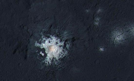 近距离拍摄的谷神星表面神秘亮斑，科学家认为是水合硫酸镁之类的盐。