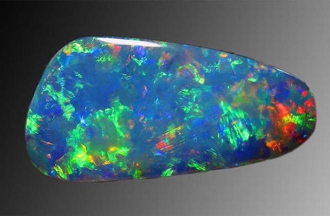 这是地球上形成的猫眼石，历经数百万年时间，是二氧化硅在水中逐渐变硬形成的。