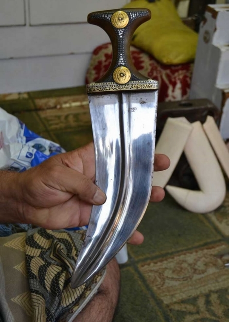 带有以犀牛角制成刀柄的匕首，被视为也门人的身份象征。