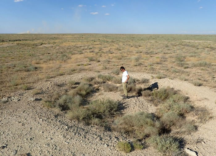 乌兹别克西部，导游阿济兹．卡马杜罗夫（Aziz Khalmadurov）正站在一个巨大沙漠风筝──一座曾经宰杀了无数只羚羊的巨型捕兽陷阱──的隔室，也就是用来坑