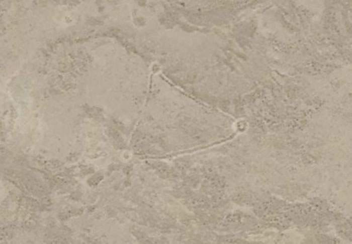 从卫星照片看同一个捕兽设施，陷阱墙总长超过60公尺，三个坑杀室则分别位在不同角落。卡马杜罗夫站的位置则是上方那个。 SATELLITE IMAGE FROM D