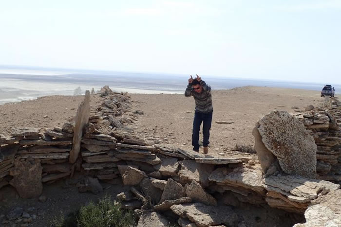 考古学家奥黛莉.阿斯塔费夫(Audrey Astafyev)假装成赛加羚羊，意外闯入远古时代的猎捕陷阱。赛加羚羊在中亚大草原已几近绝迹。 PHOTOGRAPH