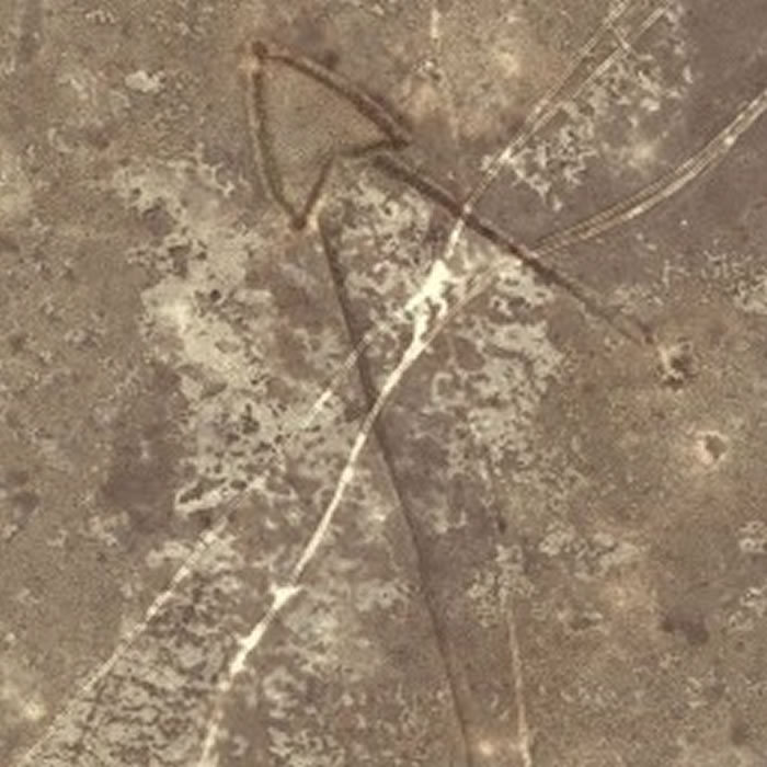 从卫星照片中看到位于乌兹别克西部、近咸海的箭头状沙漠风筝。 Leaflet | Bing， &copy; 2016 DigitalGlobe， &copy; 2