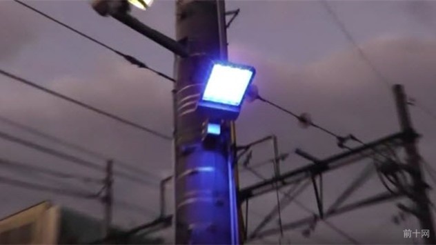 2-blue-streetlight-japan