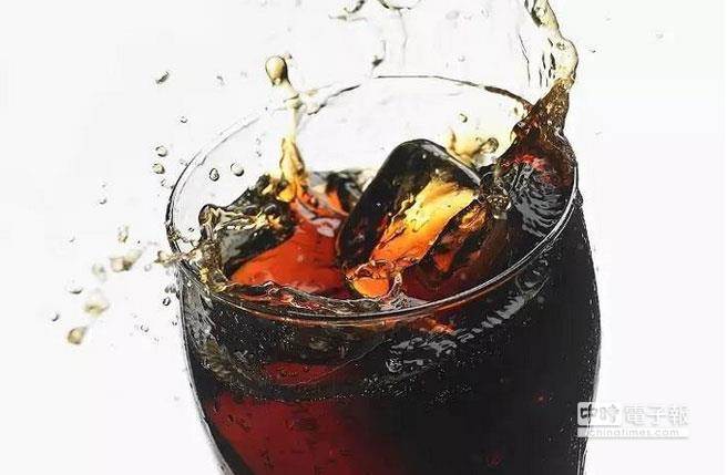 很多人看后都表示：“再也不能好好爱可乐了……”。