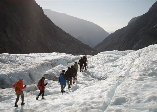 由于气候暖化，使得冰川加速融化。