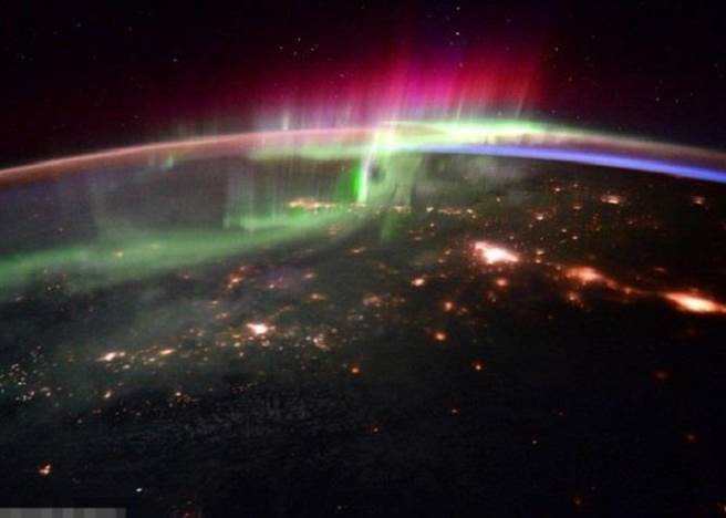皮克拍摄的地球极光照。