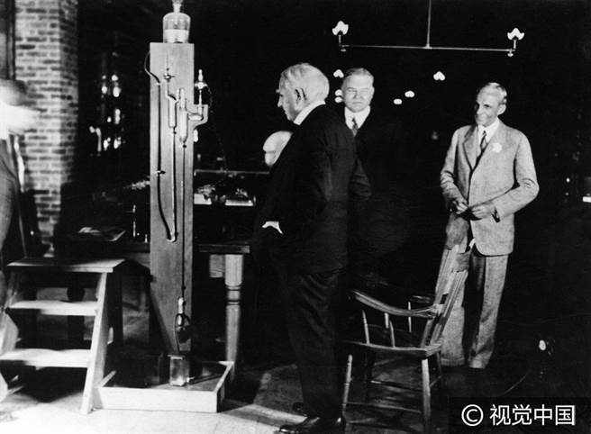 爱迪生、赫伯特•胡佛和亨利•福特在实验室。