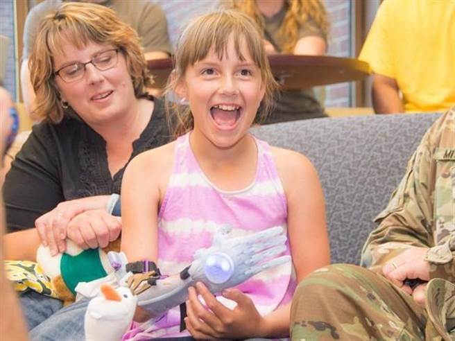 获得礼物的Karissa，笑颜逐开。