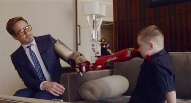 小劳勃道尼亲自“钢铁人手臂”。