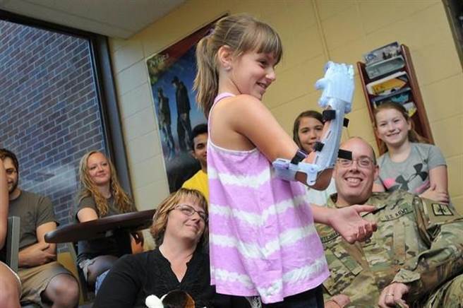 开心的Karissa，正在使用刚得到的礼物。