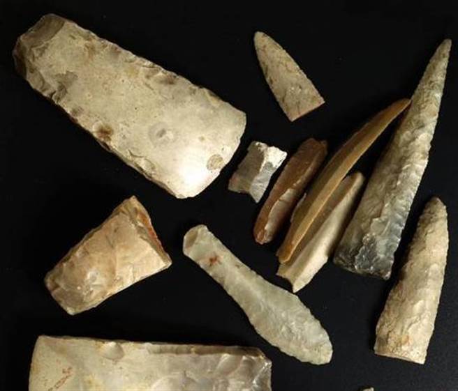 藤村新一后来坦承，石器工具是自己事先埋起来的。