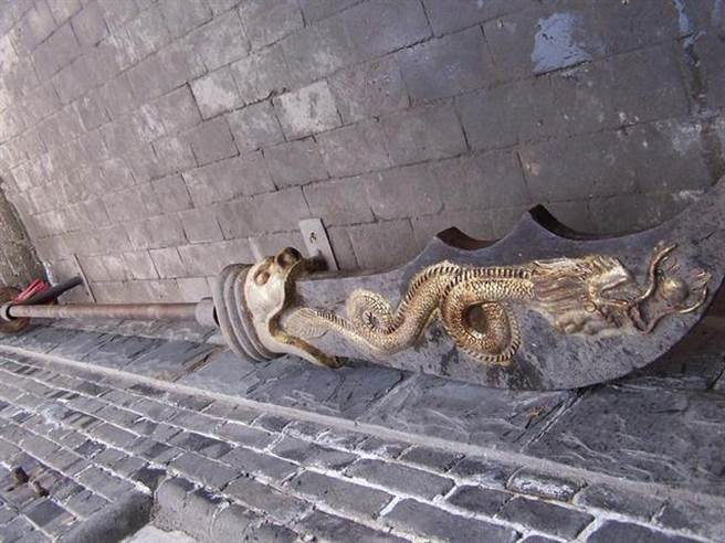 根据文献记载及出土文物中，偃月刀在宋朝开始出现，因重量关系，主要用于练习臂力，非战争中的武器。