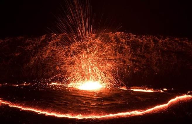 尔塔阿雷火山（Erta Ale）意思是冒烟的山。