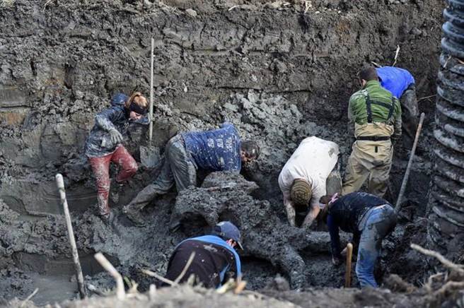 每个人都不顾满身的泥土，显得异常兴奋。