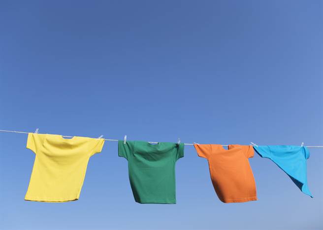 夏天穿什么颜色衣服最凉快？你以为是白色的话就大错特错啰！（图/360图片）