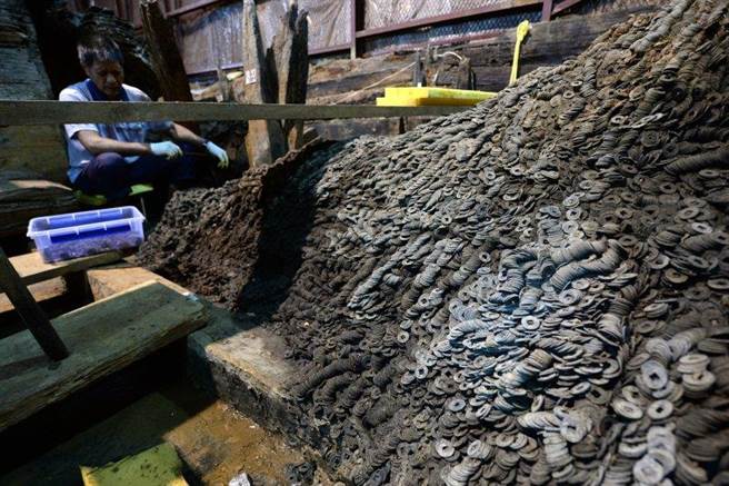 此奇异的香气，在散发了三年之久后，仍袅袅不断。