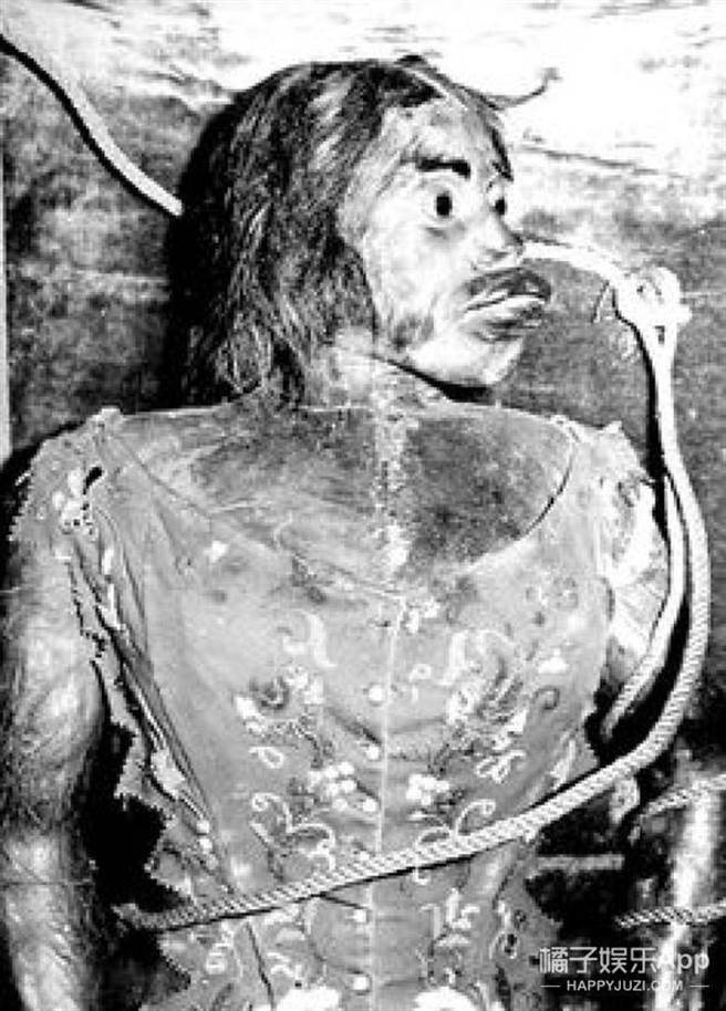 朱莉娅难产而死。